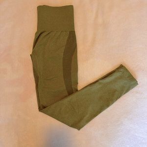 NVGTN contour legging meadow green